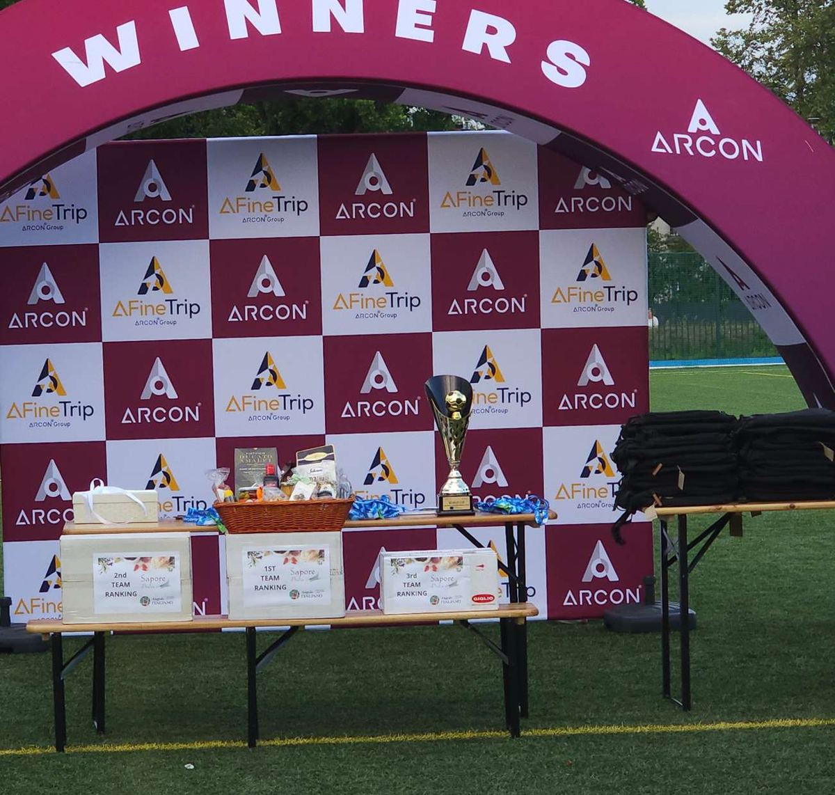 Trophy table under an Arcon and AFineTrip winners arch